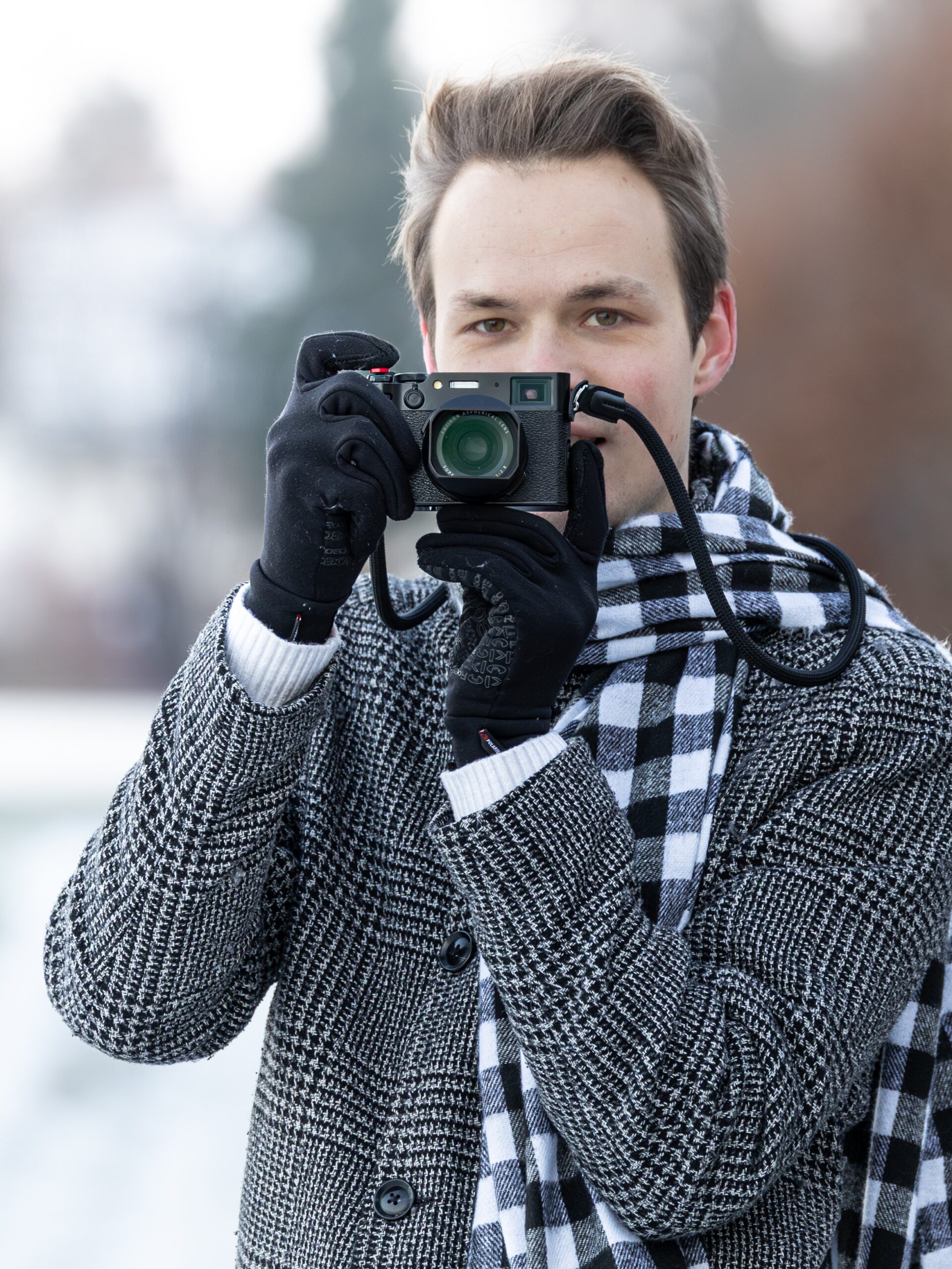 Dominik Becker – Hochzeitsfotograf München mit Kamera
